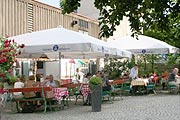 Im Schloßhof stehen noch einmal rund 100 Plätze zur Verfügung (Foto: MartiN Schmitz)